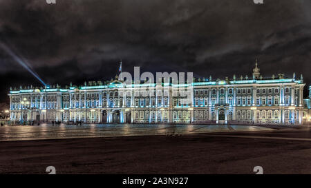 Die Eremitage bei Nacht beleuchtet in St. Petersburg, Russland. Stockfoto