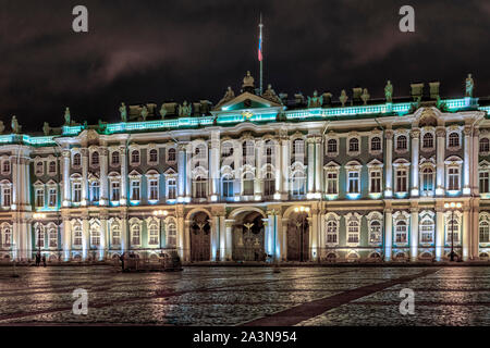 Die Eremitage bei Nacht beleuchtet in St. Petersburg, Russland. Stockfoto