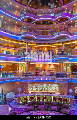 Die Multi, Atrium an Bord der Royal Caribbean Cruise Ship Serenade der Meere. Stockfoto