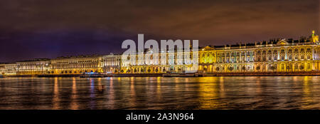 Die Eremitage bei Nacht beleuchtet in St. Petersburg, Russland. Stockfoto