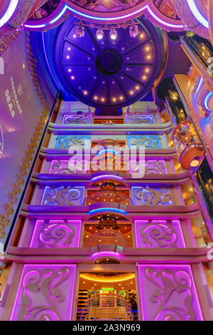 Die Multi, Atrium an Bord der Royal Caribbean Cruise Ship Serenade der Meere. Stockfoto