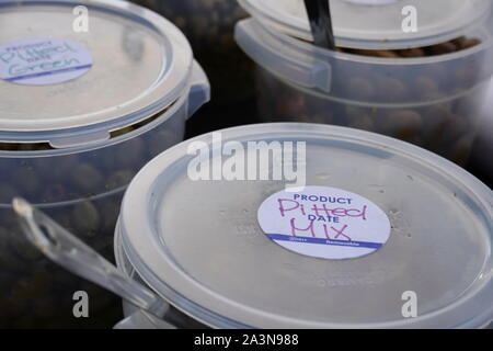 Chantilly, VA/USA - 19. September 2019: Oliven auf der Chantilly Gemeinschaft Foodworks Bauern Markt verkauft wird Stockfoto