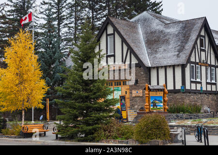 Banff National Park Tourist Office auf der Banff Avenue Banff Alberta Kanada Stockfoto