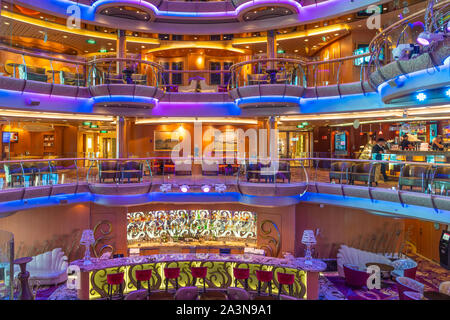 Die Multi, Atrium an Bord der Royal Caribbean Cruise Ship Serenade der Meere. Stockfoto