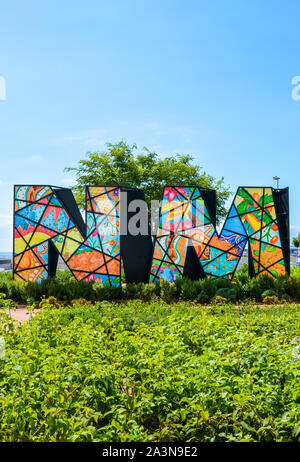 Funchal, Madeira, Portugal - Sep 10, 2019: Nelson Mandela Memorial in der portugiesischen Stadt, der Hauptstadt von Madeira. Farbige Initialen des ehemaligen südafrikanischen Führer. Südafrika, Präsident, Politik. Stockfoto