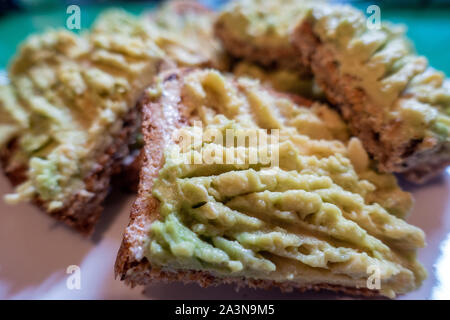 Nahaufnahme von Avocado auf geröstetem Brot Stockfoto