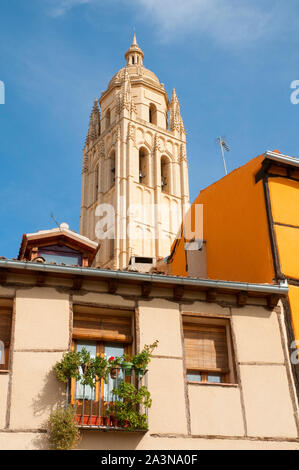 Turm der Kathedrale aus dem Jüdischen Viertel. Segovia, Castilla Leon, Spanien. Stockfoto