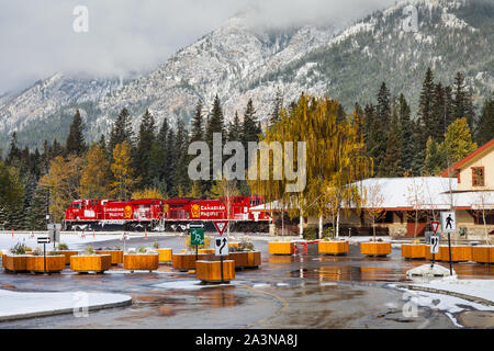 Leuchtend rote Canadian Pacific Lokomotiven auf dem Bahnhof in Banff, Alberta, Kanada Stockfoto