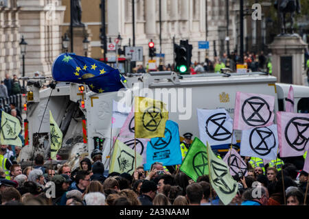 London, Großbritannien. 09 Okt, 2019. Massen stoppen ein Müll-Lkw von erhalten durch, nachdem die Polizei einen Dump der Zelte, die Sie von der Trafalgar Square camp gesammelt haben - Der dritte Tag der Ausrottung Rebellion Oktober Aktion die Straßen in Central London blockiert hat. Sie sind einmal hervorheben, das Klima, mit der Zeit den Planeten vor einer Klimakatastrophe zu speichern. Dies ist Teil der laufenden ER und andere Proteste zu handeln, die von der britischen Regierung auf die "klimakrise" verlangen. Die Aktion ist Teil einer international koordinierten protestieren. Credit: Guy Bell/Alamy leben Nachrichten Stockfoto