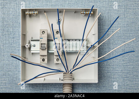 Home elektrische Verdrahtung, zentrale Installation. Installation einer säulenschild oder Leistungsschalter in einem Haushalt elektrische System. Strom Steuerung pan Stockfoto