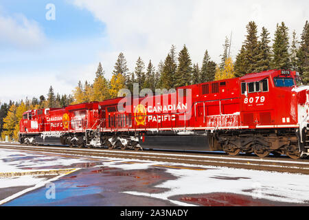 Leuchtend rote Canadian Pacific Lokomotiven auf dem Bahnhof in Banff, Alberta, Kanada Stockfoto