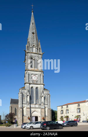 Die Kirche, Église Notre-Dame und das Restaurant Le Presbytère im Dorf Tiffauges, Vendée, Frankreich Stockfoto