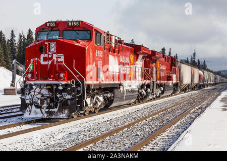 Leuchtend rote Canadian Pacific Lokomotiven auf dem Bahnhof in Banff, Alberta, Kanada Stockfoto