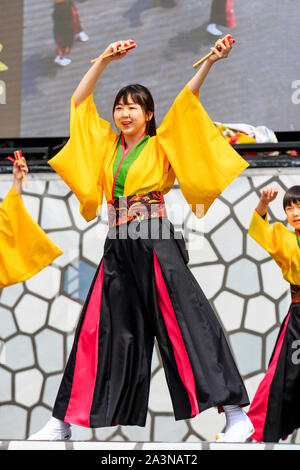 Yosakoi Tänzer, Teil der Dance Troupe, kyusyu Gassai Festival in Kumamoto, Japan. Hält naruko, hölzerne Klöppel in beide Hände beim Tanzen. Stockfoto