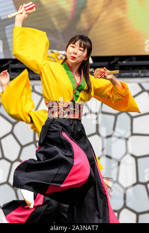 Yosakoi Tänzer, Teil der Dance Troupe, kyusyu Gassai Festival in Kumamoto, Japan. Hält naruko, hölzerne Klöppel in beide Hände beim Tanzen. Stockfoto