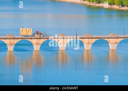 Brücke über Linares Behälter. Maderuelo, Segovia Provinz Castilla Leon, Spanien. Stockfoto