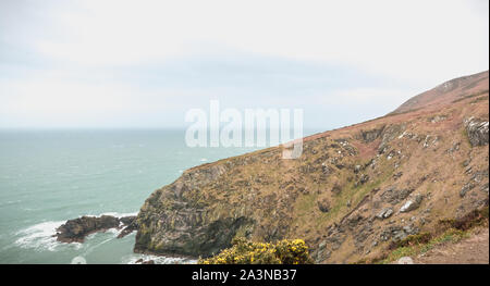 Wanderweg auf einer Klippe entlang dem Meer in Howth, Irland Stockfoto