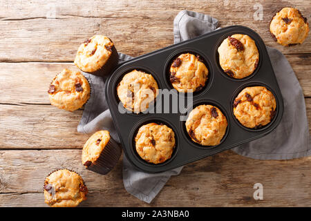 Hausgemachte frische Muffins mit getrockneten Tomaten und Käse close-up in einer Auflaufform auf den Tisch. Horizontal oben Ansicht von oben Stockfoto