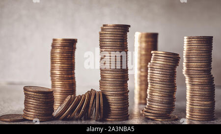 Stapel von Goldmünzen, geringe Tiefenschärfe, Farbe Tonen angewendet. Stockfoto