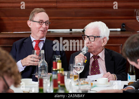 Eine Wilson & Barry Cryer in den Oldie literarische Mittagessen; 08/10/19. Stockfoto