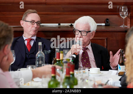 Eine Wilson & Barry Cryer in den Oldie literarische Mittagessen; 08/10/19. Stockfoto