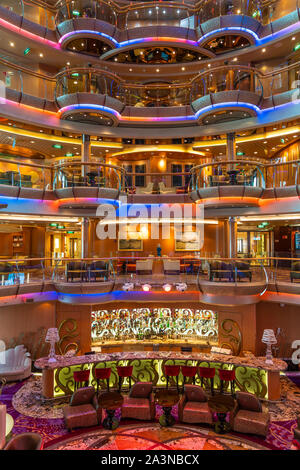 Die Multi, Atrium an Bord der Royal Caribbean Cruise Ship Serenade der Meere. Stockfoto