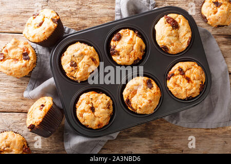 Leichte vegetarische Muffins mit getrockneten Tomaten close-up in einer Auflaufform auf den Tisch. Horizontal oben Ansicht von oben Stockfoto