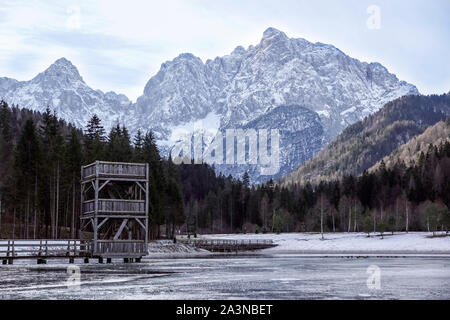 Fußgängerweg mit Handläufen durch trockenes Schilf in den See zur Vogelbeobachtung Tower, rundherum ist Flachwasser Stockfoto