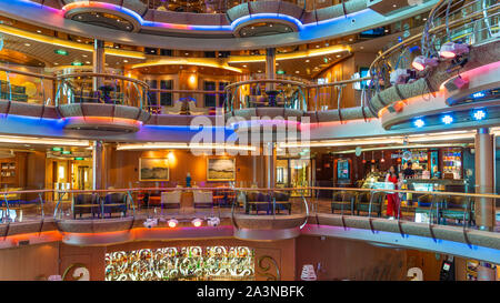 Die Multi, Atrium an Bord der Royal Caribbean Cruise Ship Serenade der Meere. Stockfoto