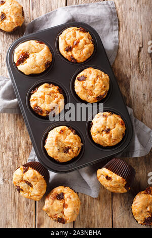 Snacks Herzhafte Muffins mit getrockneten Tomaten und Cheddar Käse close-up in einer Auflaufform auf den Tisch. Vertikal oben Ansicht von oben Stockfoto