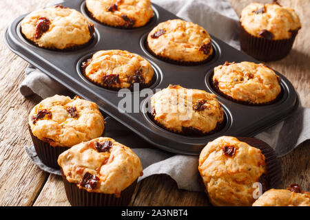 Mediterrane Muffins mit getrockneten Tomaten und Cheddar Käse close-up in einer Auflaufform auf den Tisch. Horizontale Stockfoto