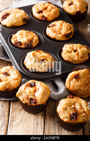 Snacks Herzhafte Muffins mit getrockneten Tomaten und Cheddar Käse close-up in einer Auflaufform auf den Tisch. Vertikale Stockfoto
