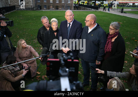 Sprecher Radd Seiger für die Familie von Harry Dunn, flankiert von Mutter Charlotte Charles und Vater Tim Dunn, im Gespräch mit den Medien nach dem Verlassen des Foreign und Commonwealth Office in London, wo sie Außenminister Dominic Raab met. Der 19-jährige Harry wurde getötet, als sein Motorrad in ein Auto am 27. August abgestürzt. Der Tatverdaechtige im Fall, 42-Jährige Anne Sacoolas, diplomatische Immunität nach dem Crash gewährt wurde, aber Ministerpräsident Boris Johnson, Herr Raab und Northamptonshire Polizei gebeten, die uns für den Verzicht. Stockfoto