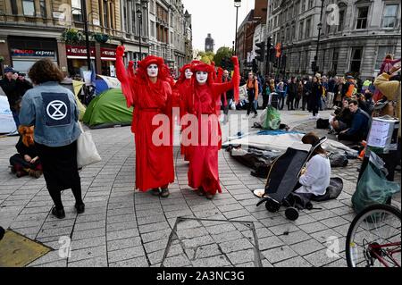 Rote Brigade Performance Group, Aussterben Rebellion Protest, Tag drei, Trafalgar Square, London. Großbritannien Stockfoto