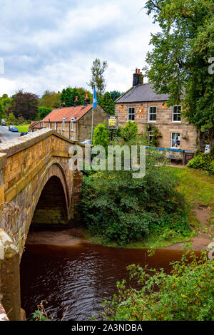 Der Vorstand Inn in Lealholm North Yorkshire aus gesehen auf der anderen Seite des Flusses Esk Stockfoto