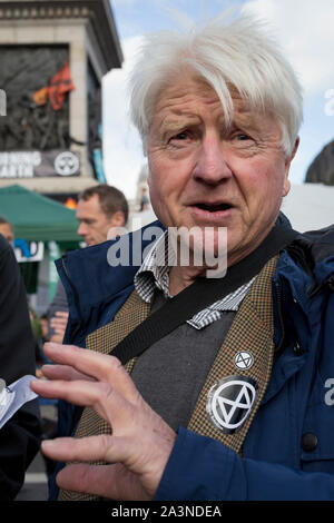 Stanley Johnson, der Vater von Premierminister Boris Johnson joins Umweltaktivisten über den Klimawandel protestieren während einer Besetzung des Trafalgar Square in Central London, ist der dritte Tag der zwei Wochen anhaltenden weltweiten Protest von Mitgliedern des Aussterbens Rebellion, am 9. Oktober 2019, in London, England. Stockfoto