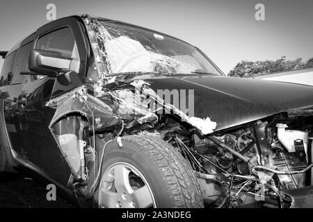 Totalverlust Auto nach dem Unfall; umfangreiche Schäden und Airbags ausgelöst. Stockfoto