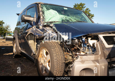 Totalverlust Auto nach dem Unfall; umfangreiche Schäden und Airbags ausgelöst. Stockfoto