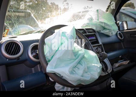 Totalverlust Auto nach dem Unfall; umfangreiche Schäden und Airbags ausgelöst. Stockfoto