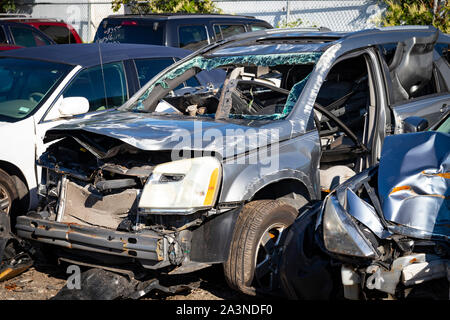 Totalverlust Auto nach dem Unfall; umfangreiche Schäden an Rahmen, Windschutzscheibe und Karosserie Stockfoto