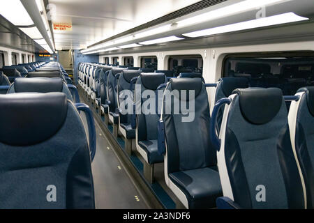 Reihen freier Sitzplätze im Zug von New Jersey Stockfoto