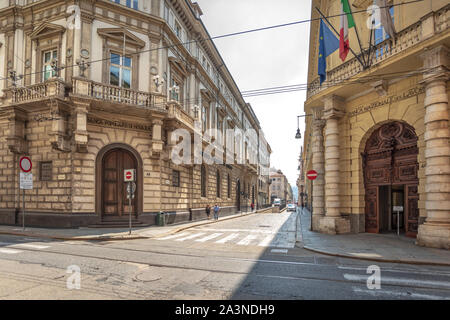 Straße in Torino mit den Gebäuden Banca Popolare di Novara und Banca Nazionale del Lavoro Stockfoto