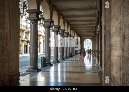 Straße Arkaden und Bögen auf der Via Roma, die wichtigste Straße, die durch das historische Zentrum von Turin läuft Stockfoto