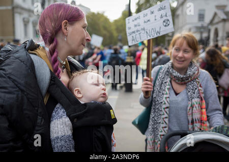 Umweltaktivistin Mütter Protest über den Klimawandel während einer Besetzung des Trafalgar Square in Central London, ist der dritte Tag der zwei Wochen anhaltenden weltweiten Protest von Mitgliedern des Aussterbens Rebellion, am 9. Oktober 2019, in London, England. Stockfoto