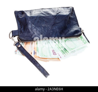 Öffnen Sie kleinen blauen Lederarmband Geldbörse Tasche mit vielen Euro Isolated On White Backgroun Stockfoto
