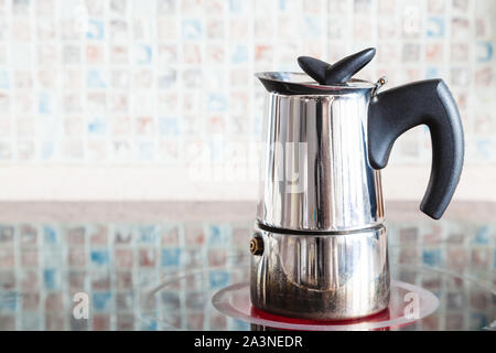 Kaffee brühen mit italienischen moka Topf auf Keramik elektrische Reichweite zu Hause Küche Stockfoto