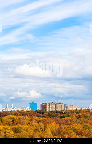 Weiße Wolken im blauen Himmel über gelb City Park an sonnigen Herbsttag Stockfoto