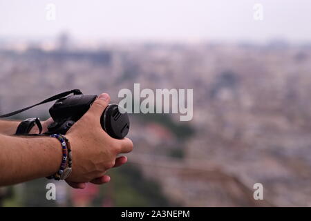 Paris, Ile-de-France/Frankreich - Juni 22, 2016: Touristische hält Digitalkamera über der Seite fo den Eiffelturm Stockfoto