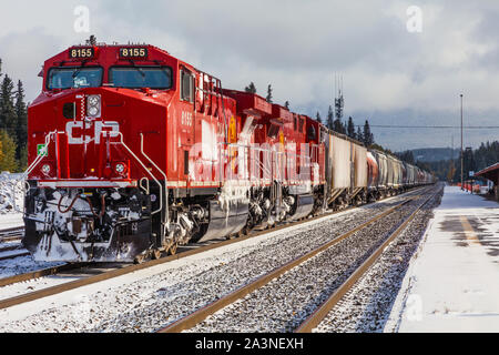 Leuchtend rote Canadian Pacific Lokomotiven auf dem Bahnhof in Banff, Alberta, Kanada Stockfoto