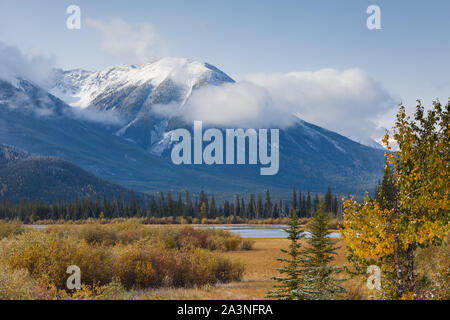 Vermillion Seen nur eine kurze Entfernung von der Stadt Banff Alberta Kanada Stockfoto